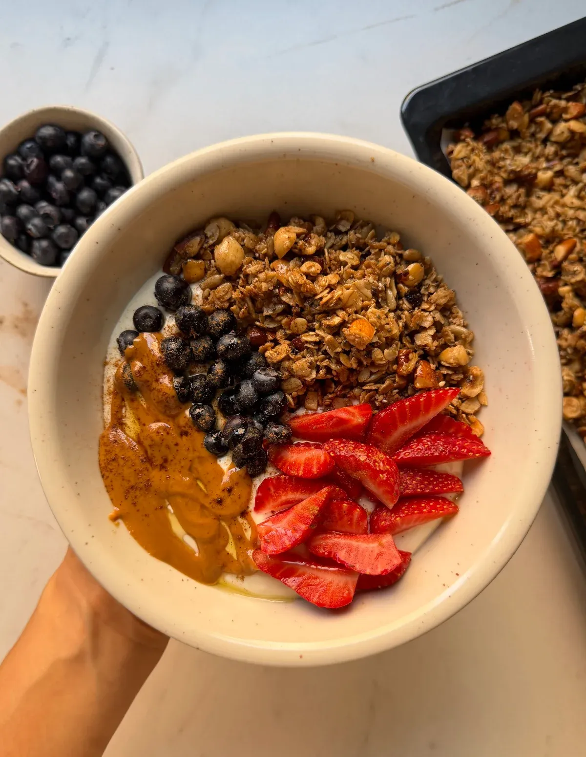 Bowl de desayuno con granola, fruta y crema de frutos secos