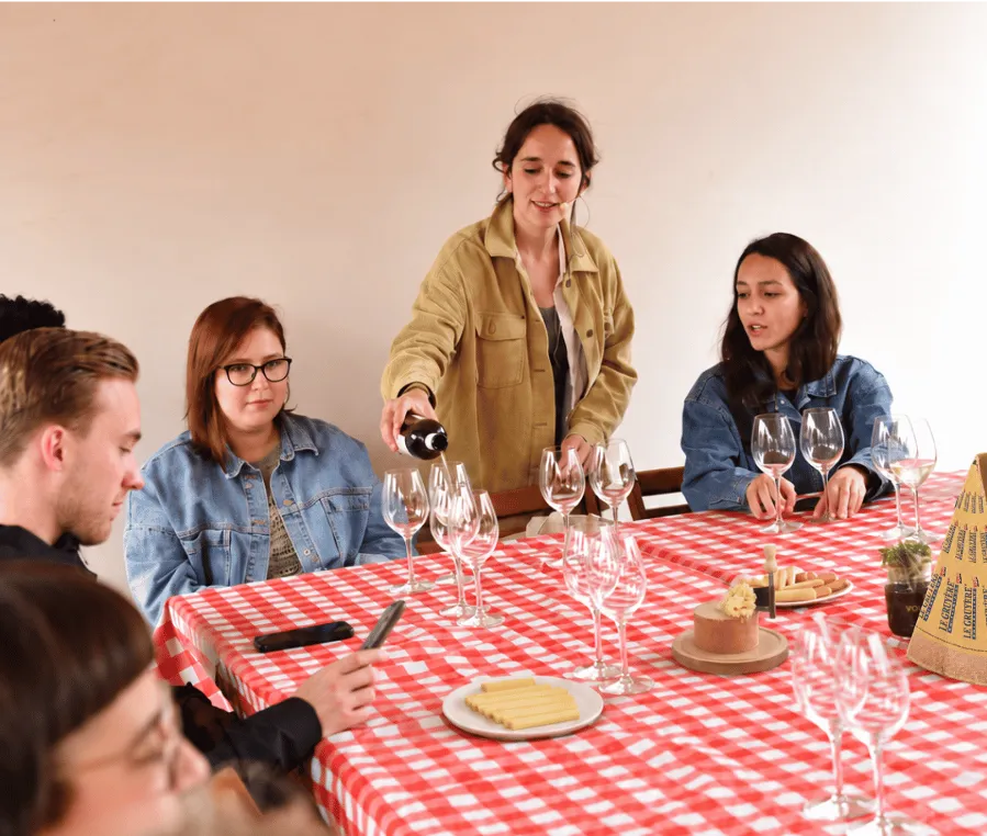 Marta Clot sirviendo vino durante una cata