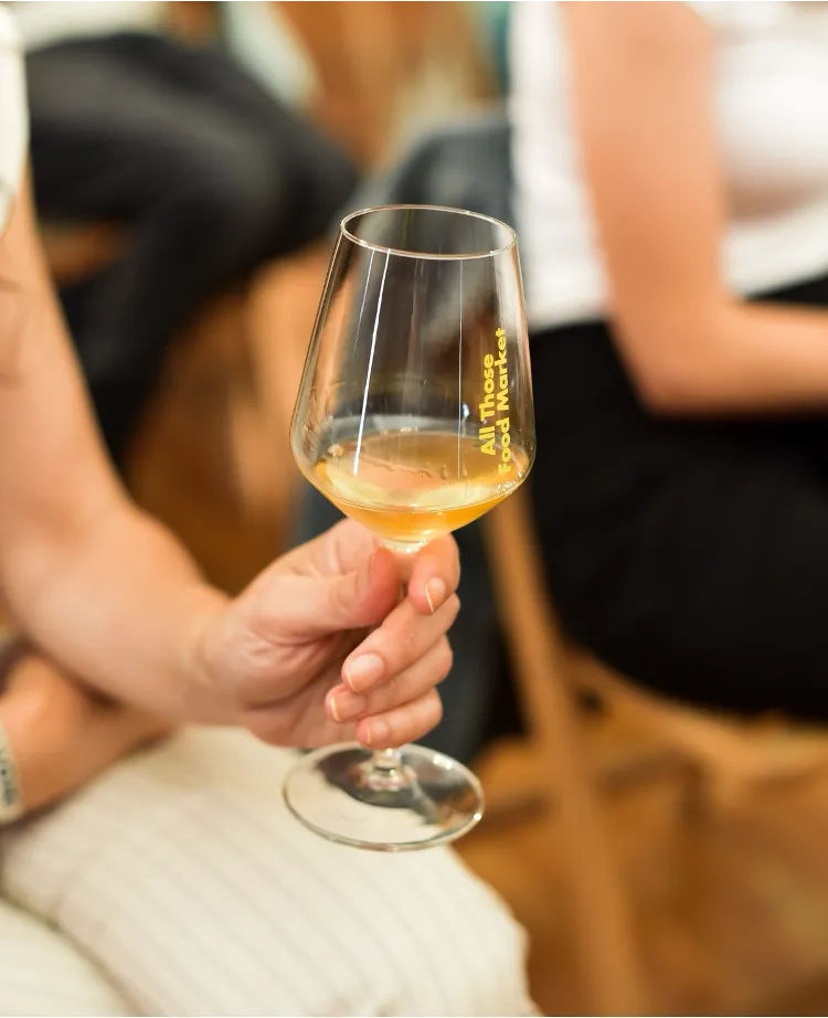 Copa de vino blanco en una cata de All Those